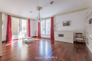 Apartament a Roger de Lluria