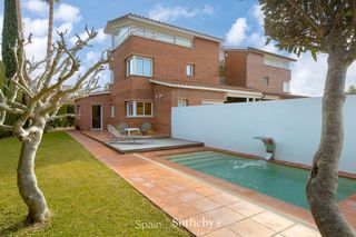 Casa aparellada a Carrer dels Oms