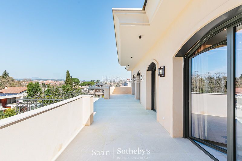 Foto ad91deb8-48d9-4345-9857-37d8cd05be34. Casa con riscaldamento parcheggio piscina in Eixample Sant Cugat del Vallès