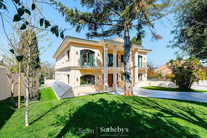 Foto bae654e6-8fc2-4bbb-b7cb-41b6590241d4. Casa con riscaldamento parcheggio piscina in Eixample Sant Cugat del Vallès