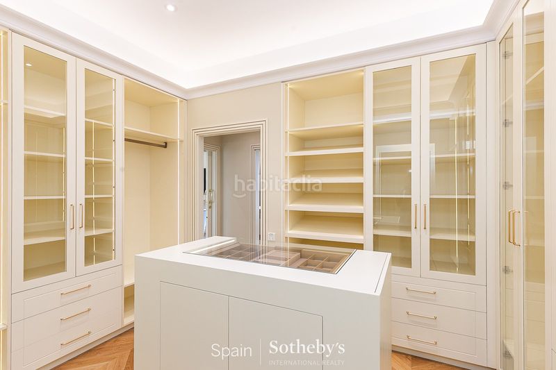 Foto c68047e4-1d3c-4832-9608-446f2c7dd789. Casa con riscaldamento parcheggio piscina in Eixample Sant Cugat del Vallès