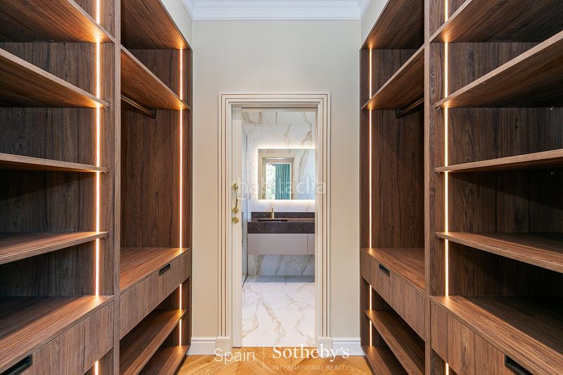 Foto d260e98a-5709-4419-a983-69ebd1fd2f31. Casa con riscaldamento parcheggio piscina in Eixample Sant Cugat del Vallès