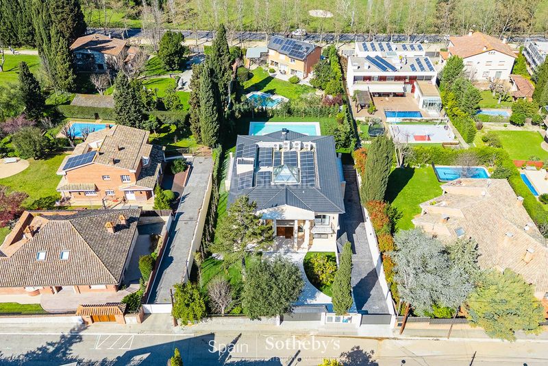 Foto de29bbf4-2003-4631-a38f-6067d7d62952. Casa con riscaldamento parcheggio piscina in Eixample Sant Cugat del Vallès