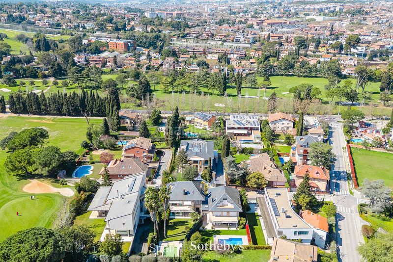 Foto ee354b0e-9d0a-44bd-bcc7-e983aaf379b4. Casa con riscaldamento parcheggio piscina in Eixample Sant Cugat del Vallès