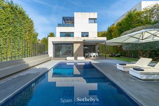 Casa  Carrer blasco ibáñez. Casa de lujo en sant cugat con amplios espacios y máxima privaci
