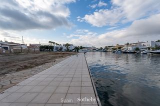 Wohngrundstück  Carrer del riu muga 13. Excepcional parcela en canal con amarre privado de 25 m en santa