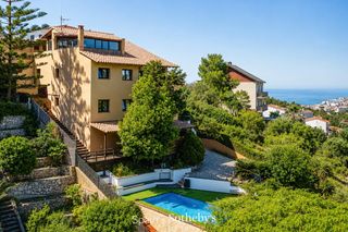 Casa  Avinguda del puig d'en boronet. Villa independiente con piscina y vistas despejadas en sitges