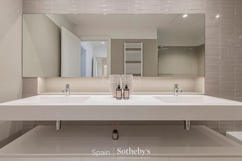 Foto 3081133a-fc28-4ad2-92d4-14d561ecd9e9. Apartamento  precioso con zonas comunes en edificio histórico en Barcelona