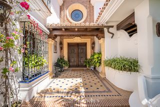 Casa en Bahía de Marbella. Villa mediterránea junto al mar en bahía de marbella