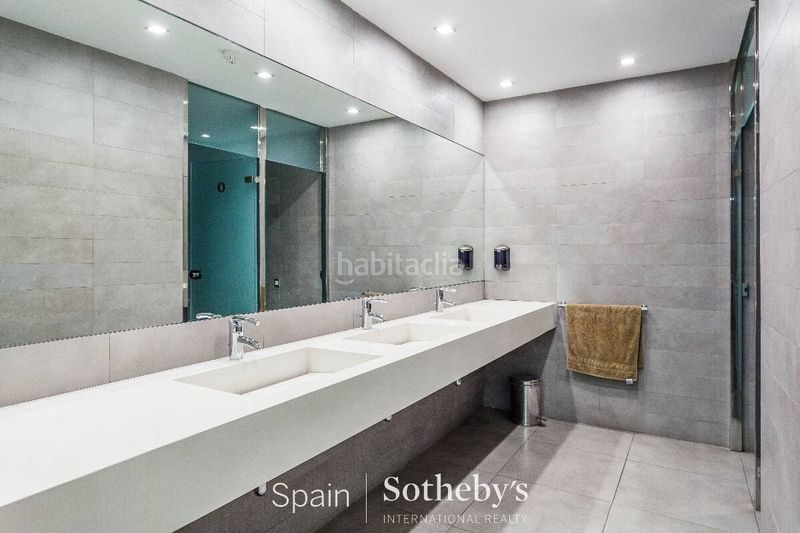 Foto f9b01c84-5dd2-45ea-a0e3-e095a5b2bf55. Edificio oficina con espacios amplios en rambla cataluña, en Barcelona