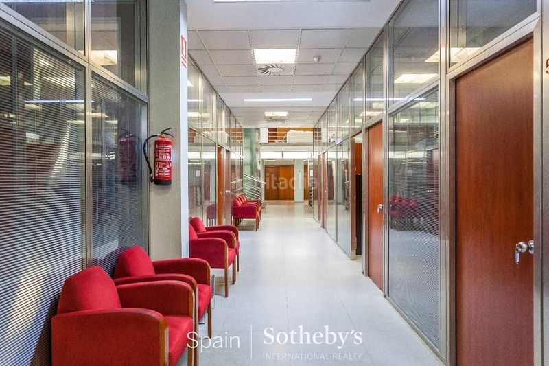 Foto ff25a87c-b1cc-4953-aa56-65b83602bc8b. Edificio oficina con espacios amplios en rambla cataluña, en Barcelona