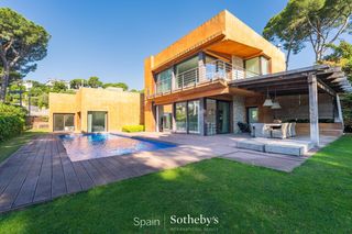 Casa  Carrer cala del rei. Vivienda contemporánea a unos pasos de la playa de sa riera, en