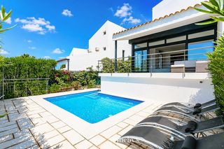 Casa  Passeig de miramar. Oasis de tranquilidad y privacidad en vallpineda