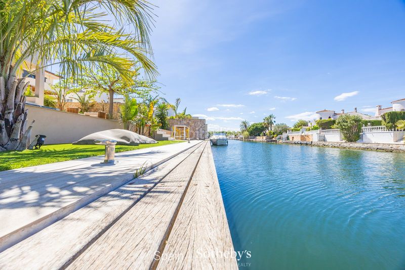 Foto 8d195506-1334-4013-a1a7-89b480a97385. Casa amb piscina a Francolí - Freser - Noguera Empuriabrava