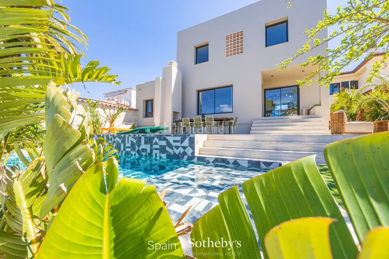 Foto aa4b16c3-a6f3-42a0-ace3-93f0019cd063. Casa amb piscina a Francolí - Freser - Noguera Empuriabrava