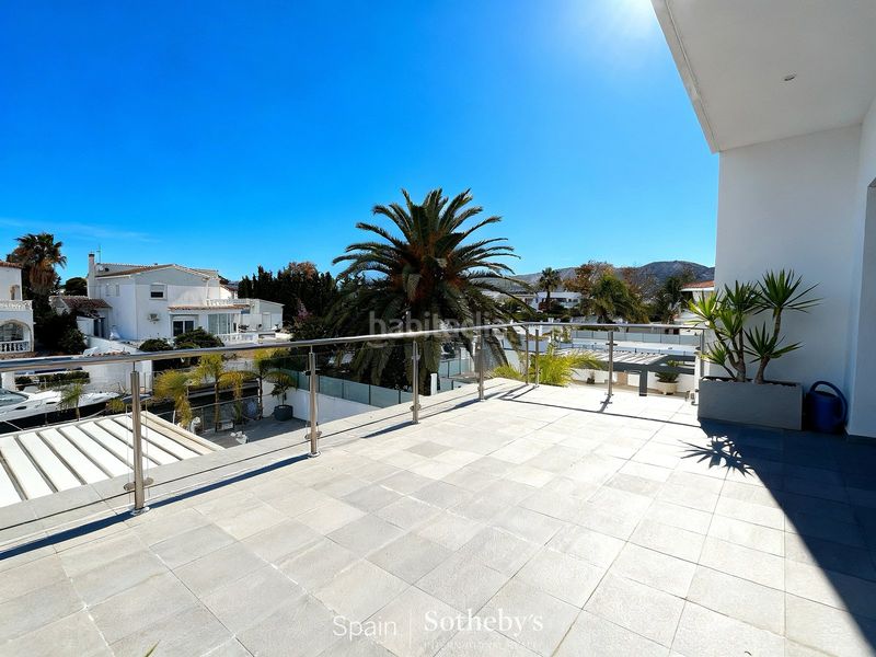 Foto 17259f71-fefc-42c6-b055-6ee2270fa830. Casa aparellada amb calefacció aparcament piscina a Empuriabrava