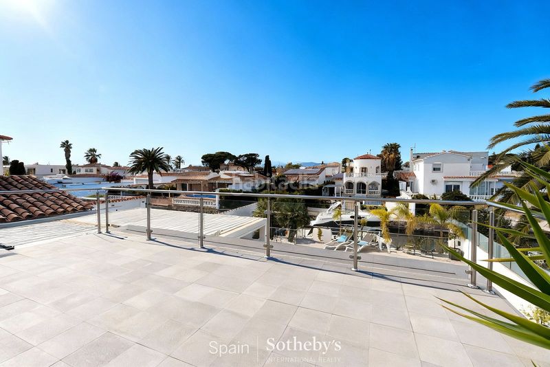 Foto 62d49c55-fd71-449e-8ceb-fa85f820436b. Casa aparellada amb calefacció aparcament piscina a Empuriabrava