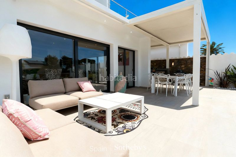 Foto a0017255-64e0-45ee-82dc-c2b52b63c4a7. Casa aparellada amb calefacció aparcament piscina a Empuriabrava