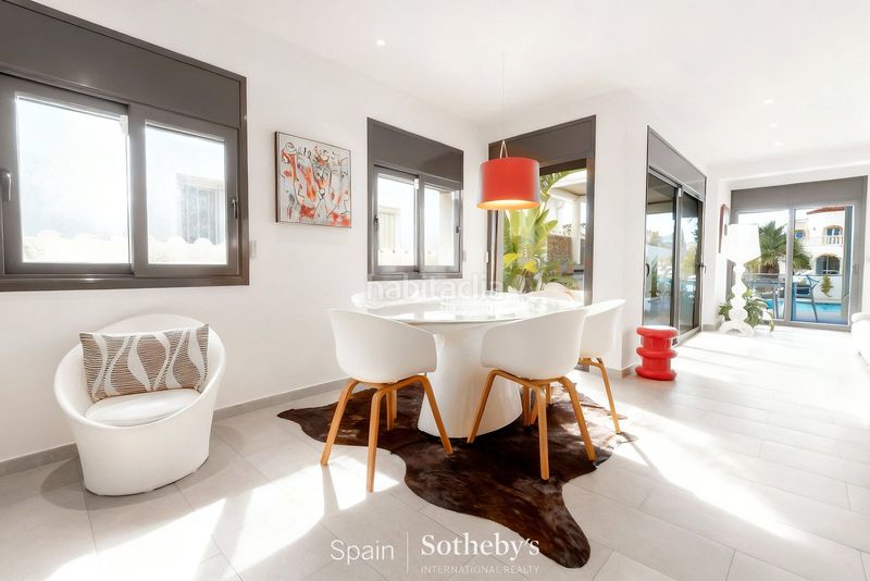 Foto b8c7176d-383a-4e27-b82d-7bfc3bb260c8. Casa aparellada amb calefacció aparcament piscina a Empuriabrava