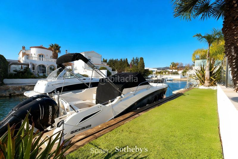 Foto b9a69261-caad-41cd-9554-4d6a5220449e. Casa aparellada amb calefacció aparcament piscina a Empuriabrava