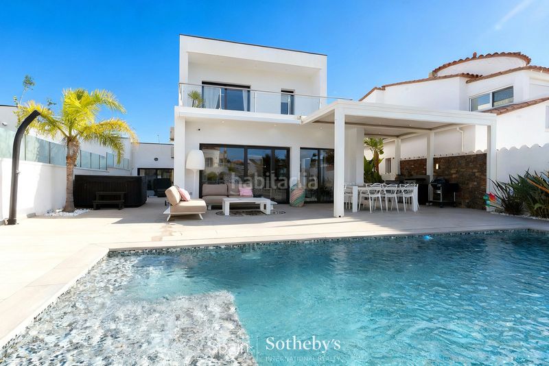 Foto f7a44496-b844-4a03-a8cf-202df60daf42. Casa aparellada amb calefacció aparcament piscina a Empuriabrava