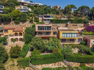 Casa aparellada  Carrer bany de la sultana. Casa adosada esquinera con piscina y vistas al mar cerca de sa r