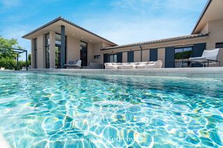 Casa in Navata. Villa contemporánea en golf torremirona, empordà