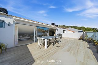 Àtic  Carrer raval dels grecs. Ático dúplex contemporáneo con terraza y vista parcial al mar en
