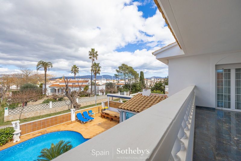 Foto 13fa29e0-e174-41a2-babc-a16a8d08c44a. Casa amb calefacció aparcament piscina a Requesens Empuriabrava