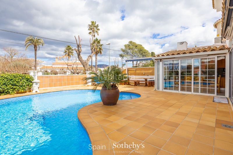 Foto a34a7459-7205-4578-aef6-57beca2a35c4. Casa amb calefacció aparcament piscina a Requesens Empuriabrava