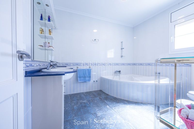 Foto c5c56567-825d-4e25-97b5-b00ffcc71390. Casa amb calefacció aparcament piscina a Requesens Empuriabrava
