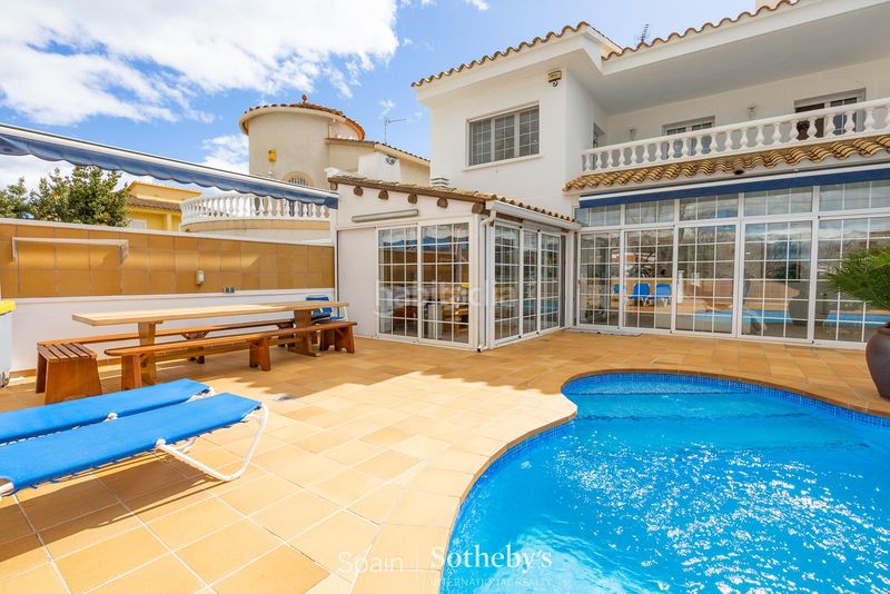 Foto e03e0b49-e2cd-4abe-bed8-8dd278bbeea3. Casa amb calefacció aparcament piscina a Requesens Empuriabrava