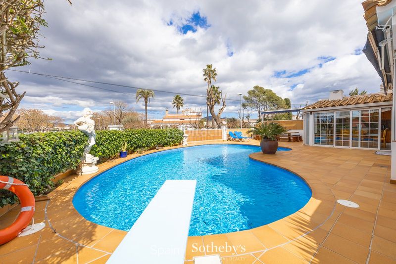Foto eea8b3ad-77b6-4ba3-bb89-2f0539efd8f6. Casa amb calefacció aparcament piscina a Requesens Empuriabrava