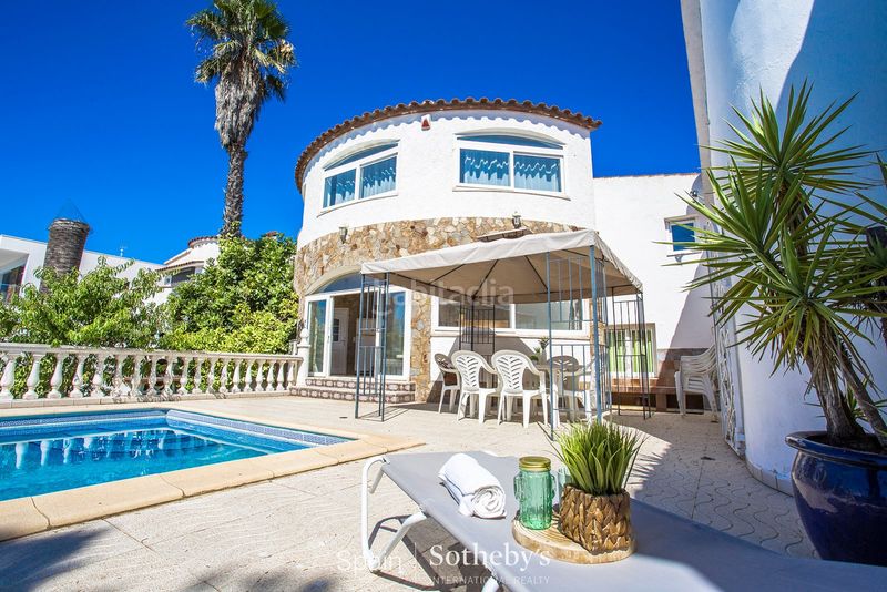Foto 5160f5cd-b055-4cc8-a772-5e5d627de121. Casa amb calefacció aparcament piscina a Cap Ras - Creus - Falconera Empuriabrava