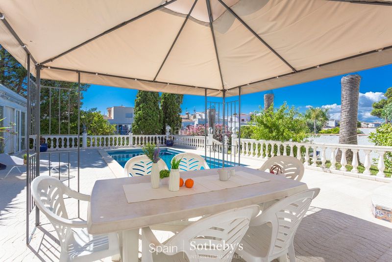 Foto 908bda3d-8dab-47b7-9149-639cb0673551. Casa amb calefacció aparcament piscina a Cap Ras - Creus - Falconera Empuriabrava