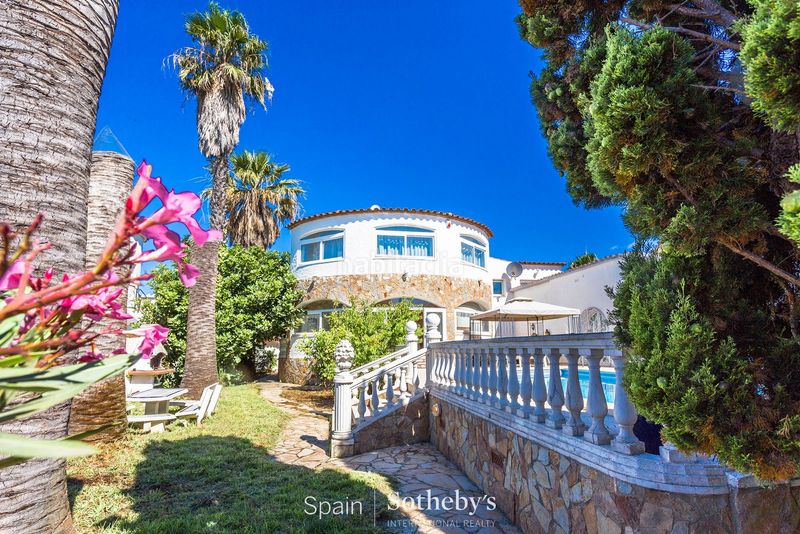 Foto ea7e72e1-33ed-449f-8d69-487f52160c2f. Casa amb calefacció aparcament piscina a Cap Ras - Creus - Falconera Empuriabrava