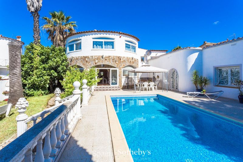 Foto fb33d9dd-864f-4340-a0c6-84458e354e9f. Casa amb calefacció aparcament piscina a Cap Ras - Creus - Falconera Empuriabrava