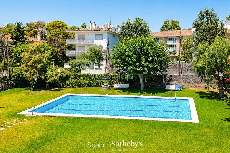 Foto 9f0d0808-9d4f-4876-a218-9f39224cc201. Apartament amb calefacció aparcament piscina a Can Girona - Terramar - Vinyet Sitges