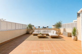 Àtic  Avinguda camí dels capellans. Ático con terraza y vistas panorámicas en la plana, sitges