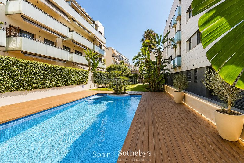 Foto 907d4833-cb1f-4f90-b6bc-ba6e753132e8. Àtic amb aparcament piscina a La Plana Sitges