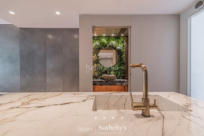 Foto 07131788-2d89-4d05-934c-dd89c5eb4dc9. Casa aparellada amb aparcament a Poblenou Barcelona