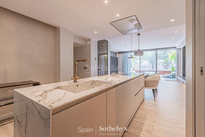 Foto 56567820-a2f1-4326-a0a1-b1302454f066. Casa aparellada amb aparcament a Poblenou Barcelona