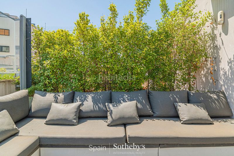 Foto 70b38690-5619-4bd4-b827-741bff87c948. Casa aparellada amb aparcament a Poblenou Barcelona
