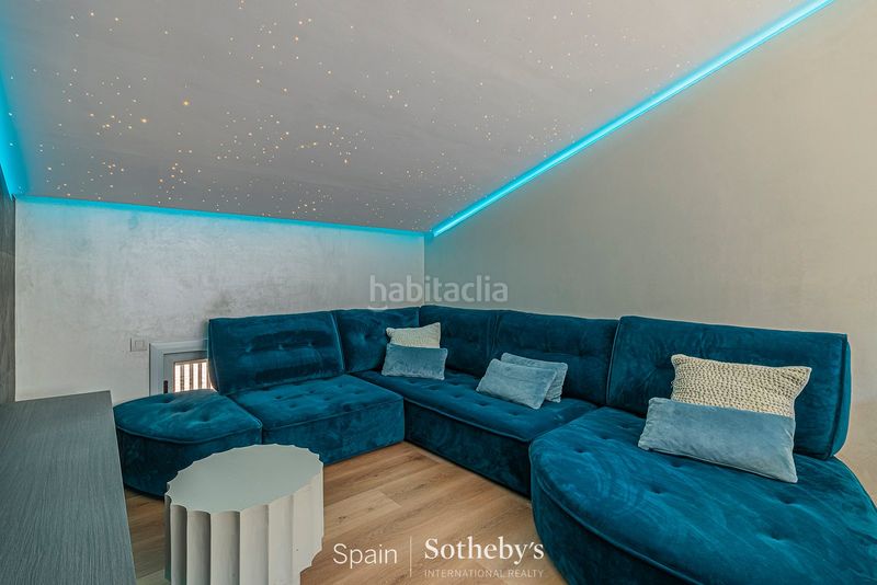 Foto 743a582e-59aa-413a-9e69-f8adae162800. Casa aparellada amb aparcament a Poblenou Barcelona