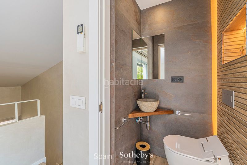 Foto a8321319-6a90-4841-8eb5-b7fc4380832c. Casa aparellada amb aparcament a Poblenou Barcelona