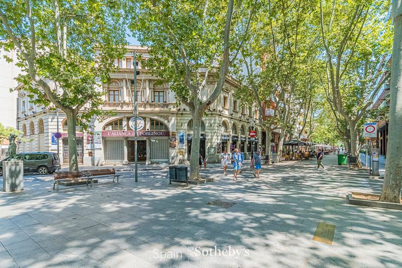 Foto ac7bacc8-b7e0-4fe0-9363-116b71bf7dee. Casa aparellada amb aparcament a Poblenou Barcelona