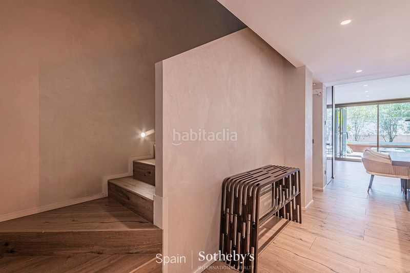Foto c8e0b347-eea1-48c3-9b11-3d6e54e68994. Casa aparellada amb aparcament a Poblenou Barcelona