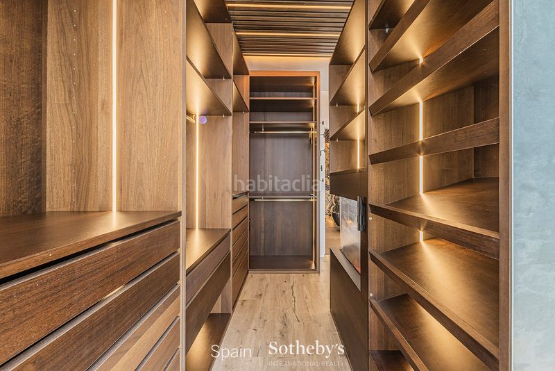 Foto d38d578e-2a31-4078-ba70-5b6f1a6fc5c6. Casa aparellada amb aparcament a Poblenou Barcelona