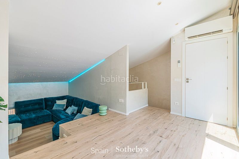 Foto e66e0e11-8e0b-4226-aaad-4e9e34208b55. Casa aparellada amb aparcament a Poblenou Barcelona
