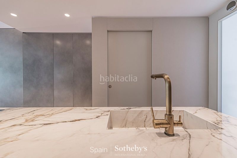 Foto ea9498ee-f9e2-4516-82ed-d4d595d105df. Casa aparellada amb aparcament a Poblenou Barcelona